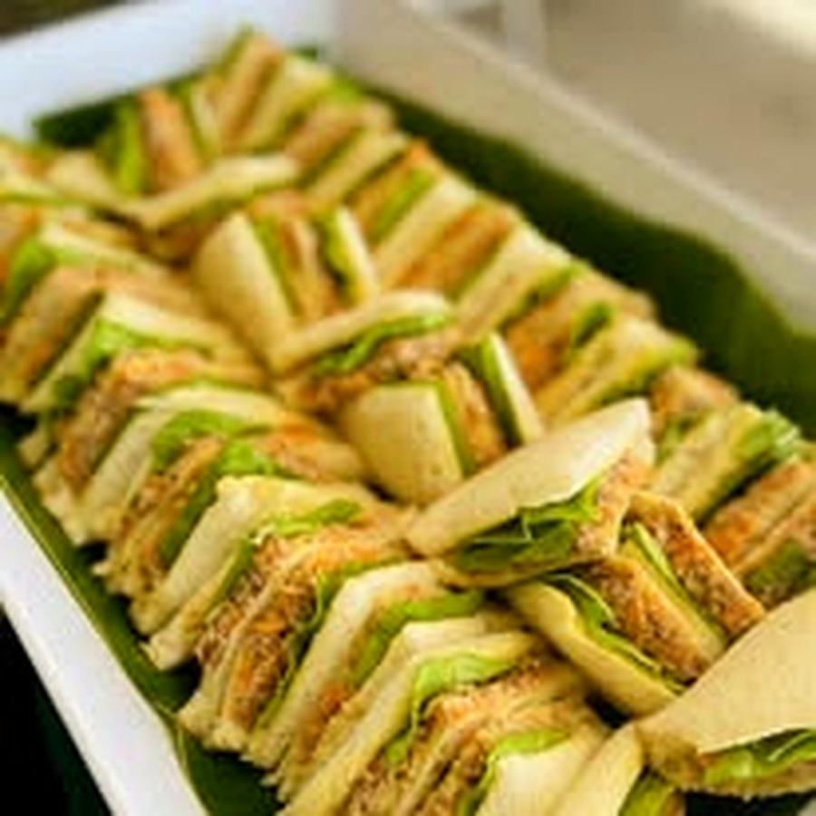 Fresh sandwich triangles for catering