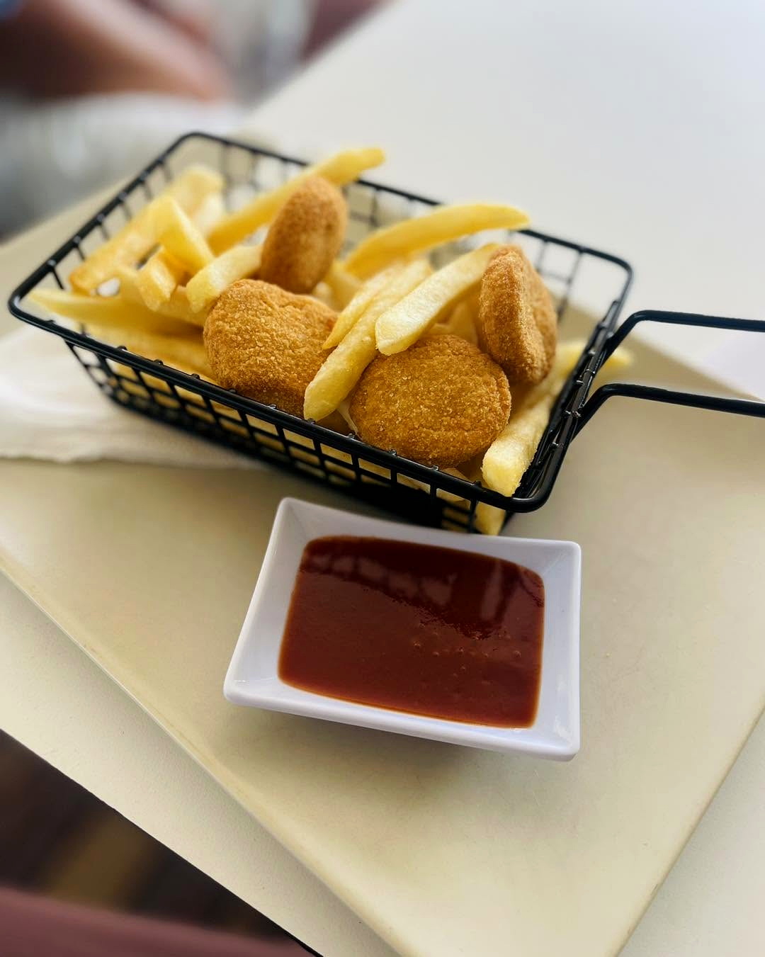 Nuggets and chips with dipping sauce